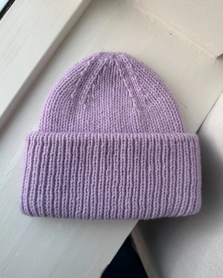 Weekend Hat on klassinen, napakka ja ajattoman tyylikäs joustinneulepipo koko perheelle vauvasta aikuiseen.