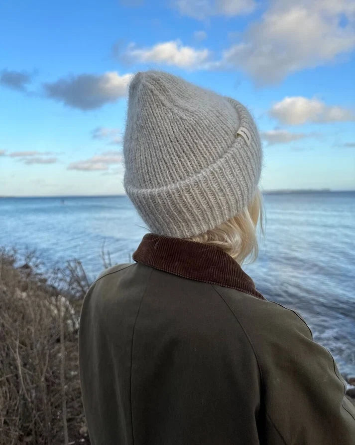 Weekend Hat on klassinen, napakka ja ajattoman tyylikäs joustinneulepipo koko perheelle vauvasta aikuiseen.
