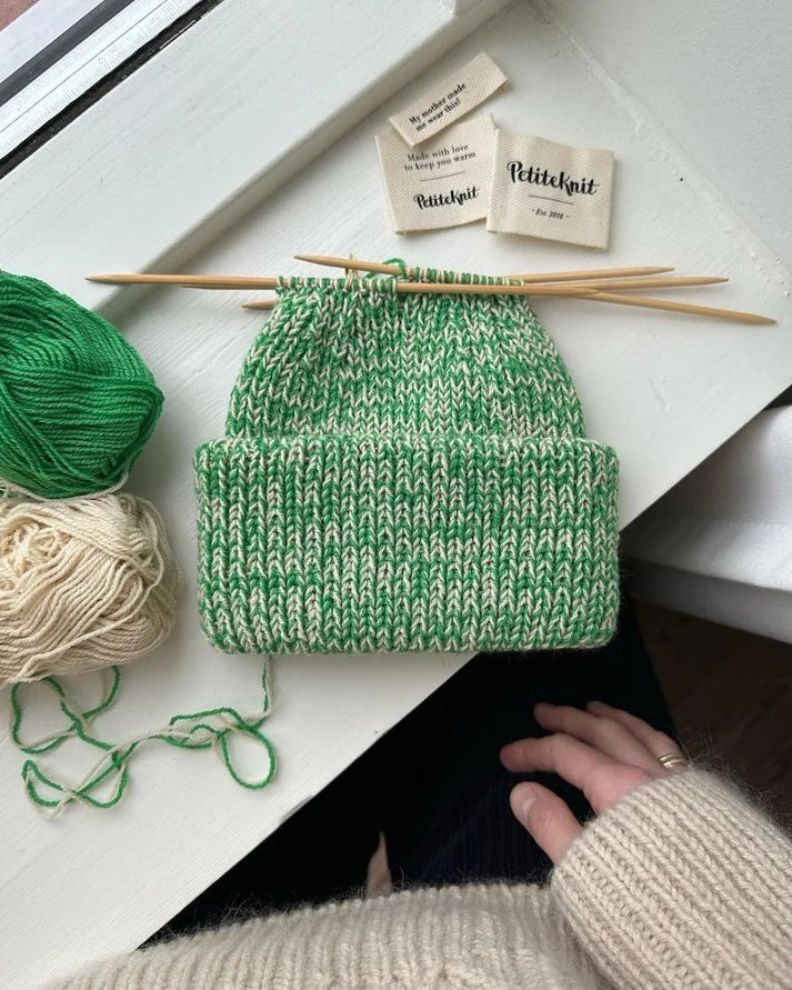 Weekend Hat on klassinen, napakka ja ajattoman tyylikäs joustinneulepipo koko perheelle vauvasta aikuiseen.