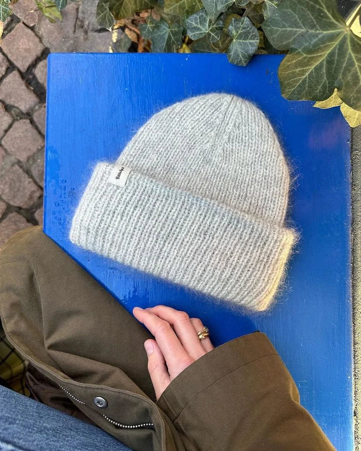 Weekend Hat on klassinen, napakka ja ajattoman tyylikäs joustinneulepipo koko perheelle vauvasta aikuiseen.
