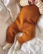 Willum's Overalls on suloinen, käytännöllinen ja ajattoman kaunis henkselihaalari perheen pienimmille vauvasta leikki-ikäiseen.