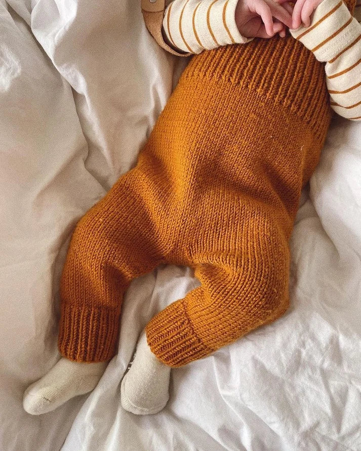 Willum's Overalls on suloinen, käytännöllinen ja ajattoman kaunis henkselihaalari perheen pienimmille vauvasta leikki-ikäiseen.