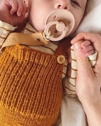Willum's Overalls on suloinen, käytännöllinen ja ajattoman kaunis henkselihaalari perheen pienimmille vauvasta leikki-ikäiseen.