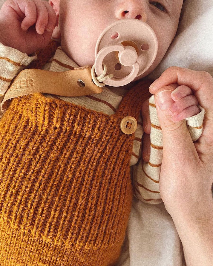 Willum's Overalls on suloinen, käytännöllinen ja ajattoman kaunis henkselihaalari perheen pienimmille vauvasta leikki-ikäiseen.