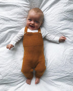 Willum's Overalls on suloinen, käytännöllinen ja ajattoman kaunis henkselihaalari perheen pienimmille vauvasta leikki-ikäiseen.