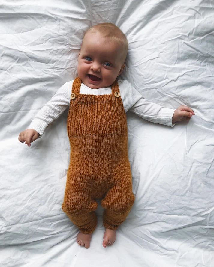 Willum's Overalls on suloinen, käytännöllinen ja ajattoman kaunis henkselihaalari perheen pienimmille vauvasta leikki-ikäiseen.