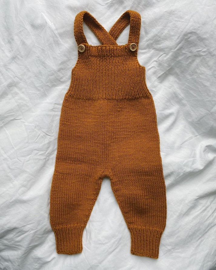 Willum's Overalls on suloinen, käytännöllinen ja ajattoman kaunis henkselihaalari perheen pienimmille vauvasta leikki-ikäiseen.